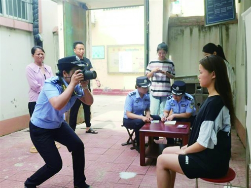 岳程派出所民警主动上门办理身份证业务
